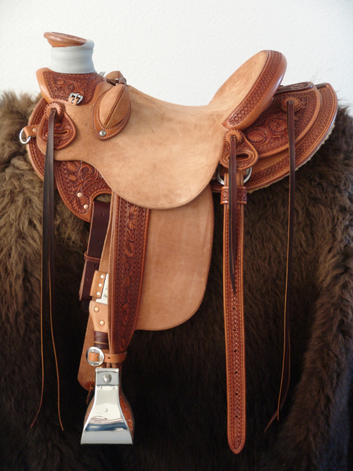 8 & 1/2 Half Breed Wade Saddle by Keith Valley Specs: Wade tree by Rick Reed 16 inch seat Gullet - 7 & 1/2H by 6 & 1/4W by 4 93 Degree Bars Horn - 3 & 5/8ths high by 4 & 1/2 Guatelajara Cantle - 4&1/2 inches high by 12&1/2 inches wide Cheyenne Roll - 1 & 3/4 inches 7/8ths flat plate riggin Geometric Border with Sheridan Style Floral Stainless Steel Hardware - by Harwood 4&1/2 inch Monel Stirrups Santa Barbara twisted stirrup leathers Full length stirrup leathers 32 inch 100% Mohair Roper Cinch 7 foot latigos - both sides Ready to ride and go to work.